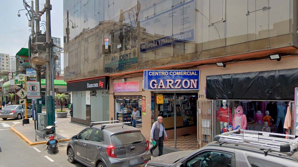Descubre los centros comerciales en Jesús María para visitar 1 Ingreso del Centro Comercial Garzón en Jesús María