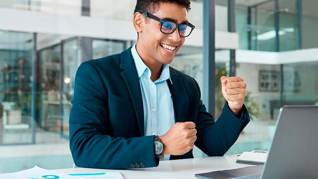 Aprende cómo invertir en inmuebles con poco dinero 3 Inversionista celebrando resultados al invertir en inmuebles con poco dinero